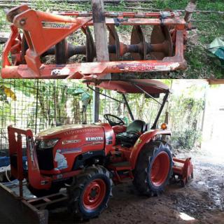 ขายรถแทรคเตอร์ KUBOTA L3608 ปี55ทำงานสองพันสามร้อย ชม.อุปกรณ์3ชิ้น ใบดันหน้า ผานหลัง จอบปั่นโรตารี่ทะเบียนครบ